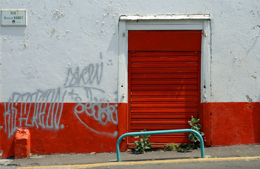 Porte rouge, mur blanc
